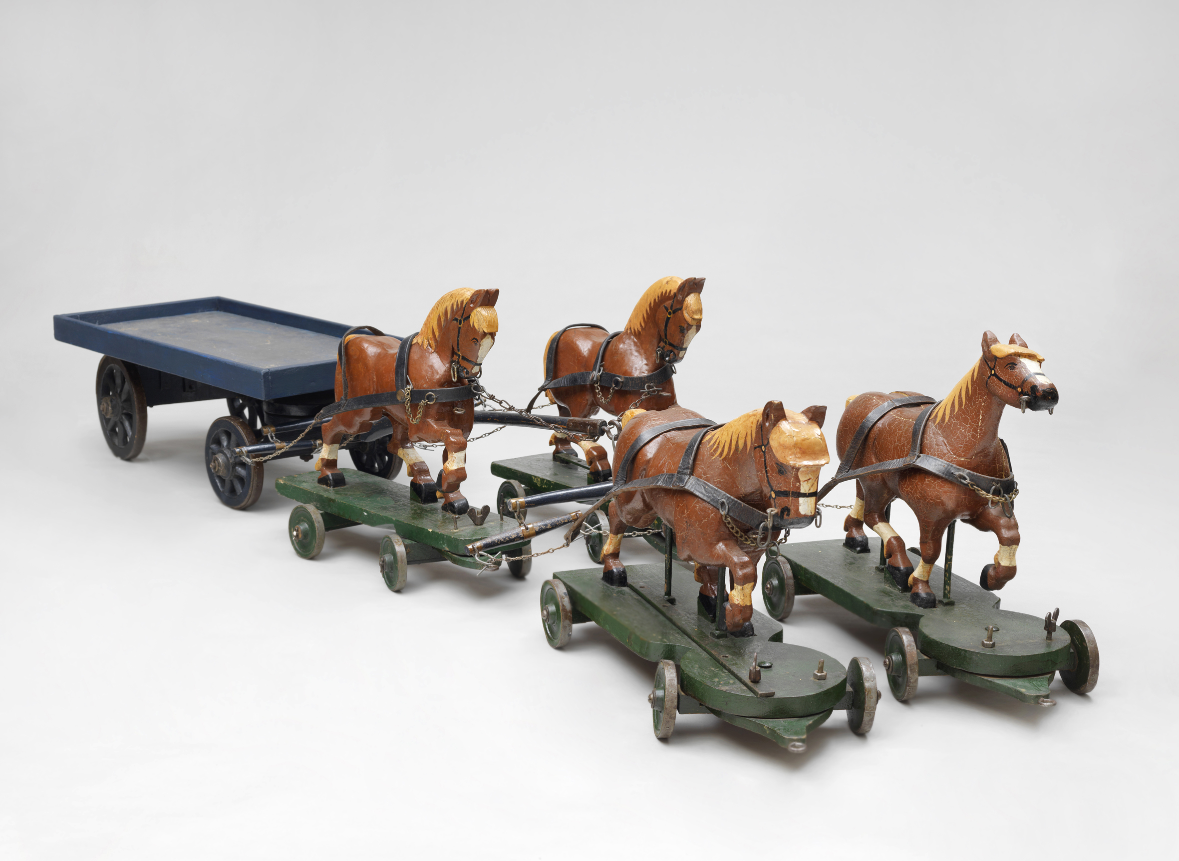 Pferdefuhrwerk aus Holz als Kinderspielzeug